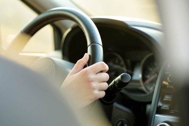 Autofahrerin im Auto Autofahrerin im Auto