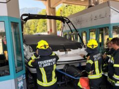 Boot zu breit für die Maustelle: Gespann bleibt in Rosenbach stecken Boot steckt in Mautstelle fest