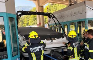 Boot zu breit für die Maustelle: Gespann bleibt in Rosenbach stecken Boot steckt in Mautstelle fest