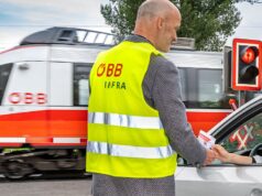 Jeder vierte Autofahrer hält am Bahnübergang nicht richtig an Sicherheit an der Eisenbahnkreuzung