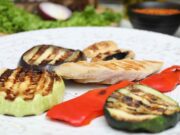 Grilltrend 2026: Gemüse holt die Würstel fast ein Gegrilltes Huhn mit Gemüse