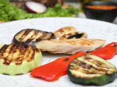 Grilltrend 2026: Gemüse holt die Würstel fast ein Gegrilltes Huhn mit Gemüse