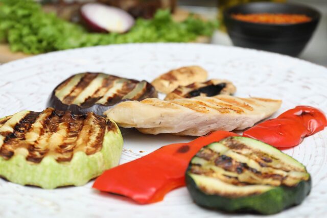 Gegrilltes Huhn mit Gemüse Gegrilltes Huhn mit Gemüse