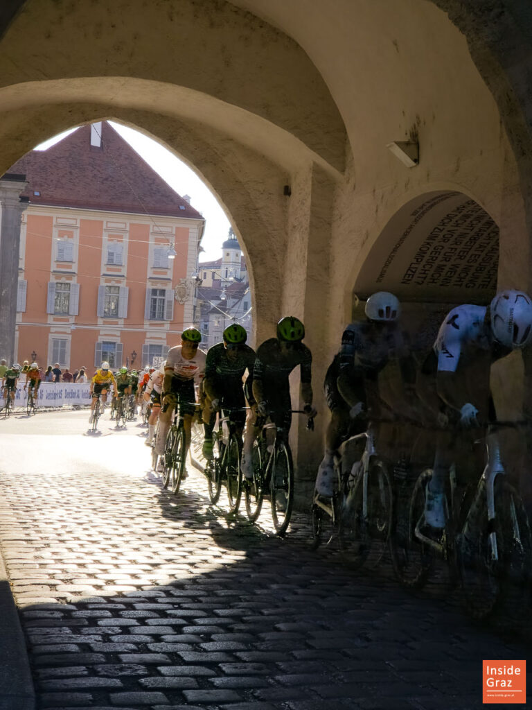 Radrennen durch das Burgtor