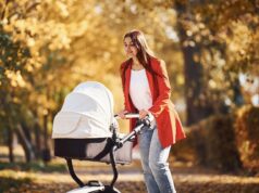 Kinderwagen-Test 2026: Diese Modelle überzeugen, andere fallen wegen Schadstoffen durch Frau mit Kinderwagen