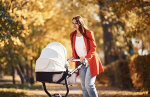 Kinderwagen-Test 2026: Diese Modelle überzeugen, andere fallen wegen Schadstoffen durch Frau mit Kinderwagen