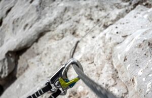 Elfjähriger in schwierigem Klettersteig in Not – Bergrettung rückt aus Klettersteig Sicherung
