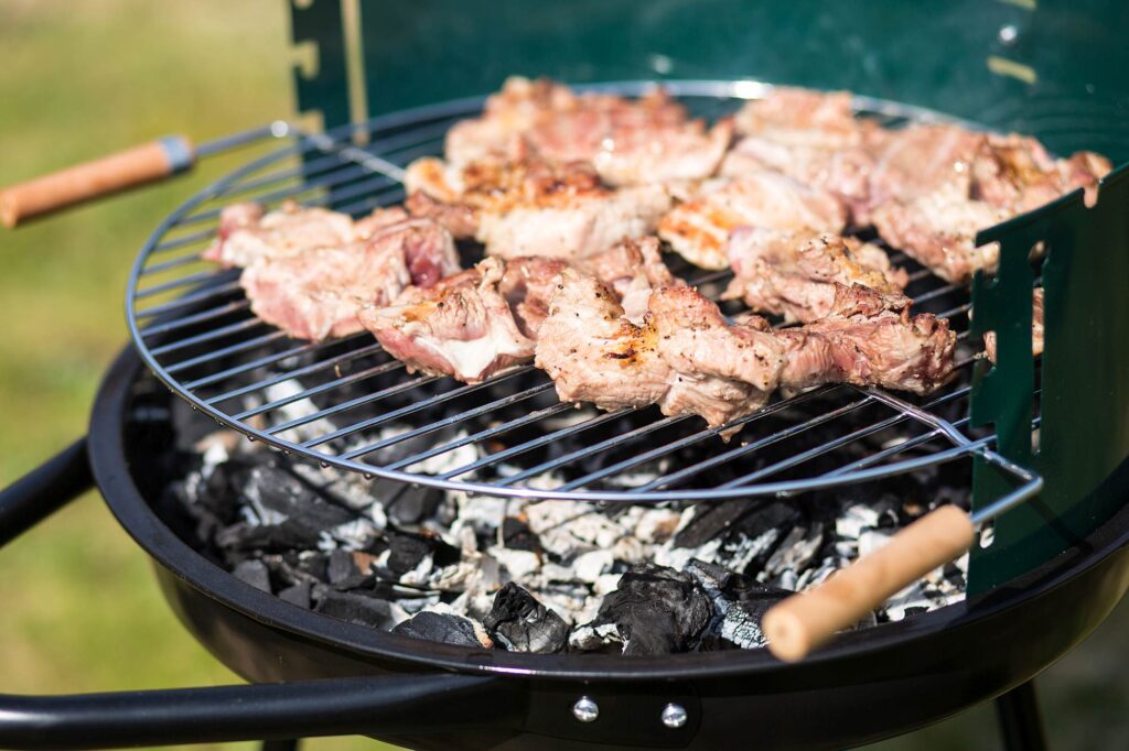 Fleisch am Holzkohlegrill