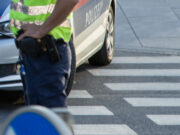 Jugendliche flüchten mit E-Scootern vor Polizei – Fußgänger gefährdet Polizei Anhaltung