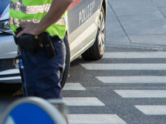 Jugendliche flüchten mit E-Scootern vor Polizei – Fußgänger gefährdet Polizei Anhaltung