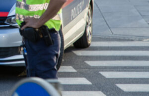 Jugendliche flüchten mit E-Scootern vor Polizei – Fußgänger gefährdet Polizei Anhaltung