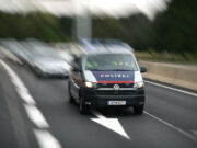 Nach mutmaßlichem Brandanschlag auf Nachbarn – Großfahndung endet mit Festnahme Polizeiauto auf der Autobahn
