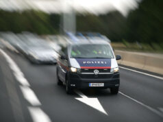 Nach mutmaßlichem Brandanschlag auf Nachbarn – Großfahndung endet mit Festnahme Polizeiauto auf der Autobahn