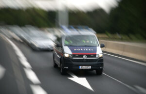 Nach mutmaßlichem Brandanschlag auf Nachbarn – Großfahndung endet mit Festnahme Polizeiauto auf der Autobahn