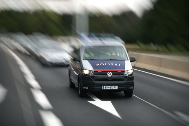 Polizeiauto auf der Autobahn Polizeiauto auf der Autobahn