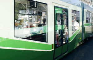 89-Jähriger stürzt in Straßenbahn – Polizei sucht Ersthelfer Straßenbahn Unfall