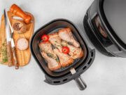 Airfryer-Test 2026: 51 Heißluftfritteusen im Vergleich – Zwei Philips-Modelle an der Spitze Hühnchen im Airfyer