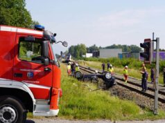 Pkw von Zug erfasst: 71-Jährige stirbt an Bahnübergang Bahnübergang Unfall Premstätten