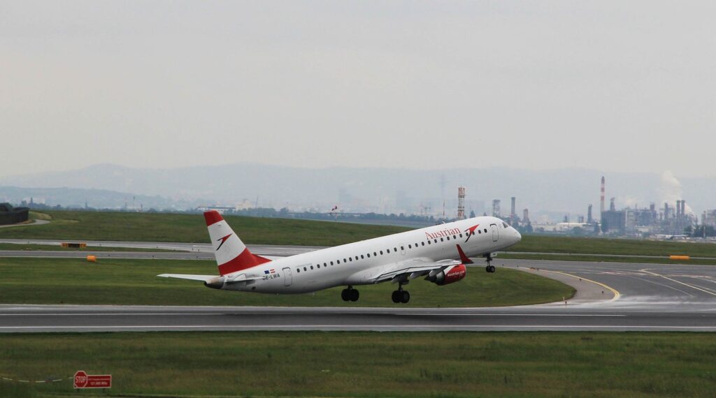 Embraer E-195 Start in Wien