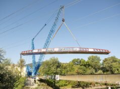 Brückenhub in Graz: Neuer Pongratz-Moore-Steg schwebt über die Mur Einheben Pongratz Moore Steg