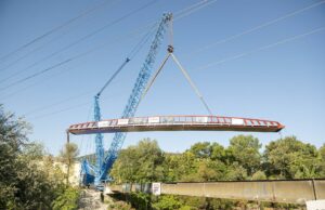 Brückenhub in Graz: Neuer Pongratz-Moore-Steg schwebt über die Mur Einheben Pongratz Moore Steg