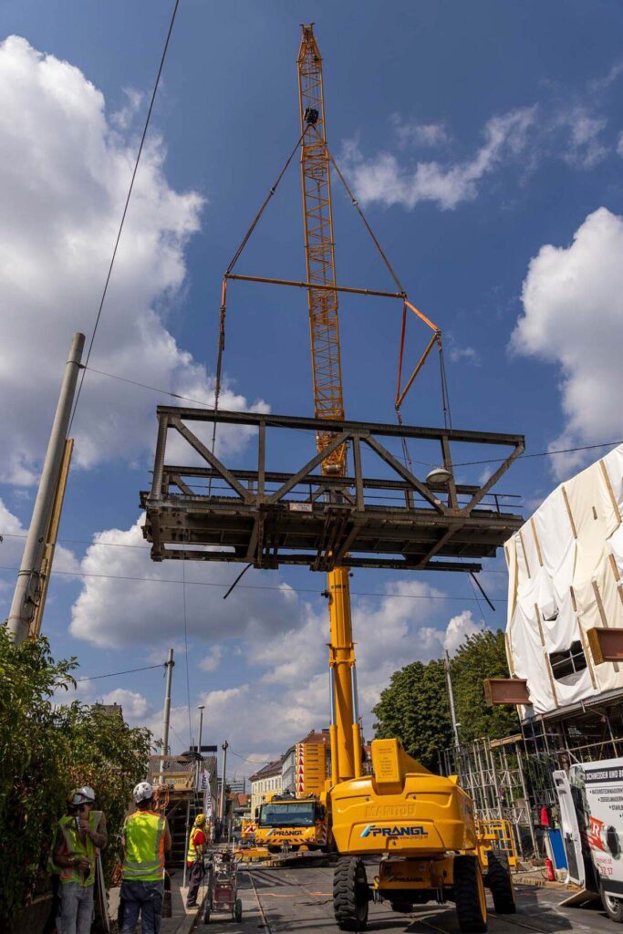 Brücke wird eingehoben