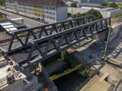 Neue Eisenbahnbrücke in der Herrgottwiesgasse eingehoben Herrgottwiesgasse neue Brücke
