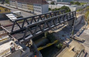 Neue Eisenbahnbrücke in der Herrgottwiesgasse eingehoben Herrgottwiesgasse neue Brücke