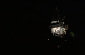 35-Jährige stürzt von Plateau am Grazer Schlossberg Schloßberg Uhrturm in der Nacht