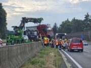 Lkw kracht auf A2 in Leitwand: Brand verhindert, Autobahn zeitweise gesperrt Unfall LKW Mittelwand