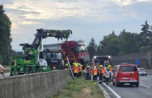 Lkw kracht auf A2 in Leitwand: Brand verhindert, Autobahn zeitweise gesperrt Unfall LKW Mittelwand