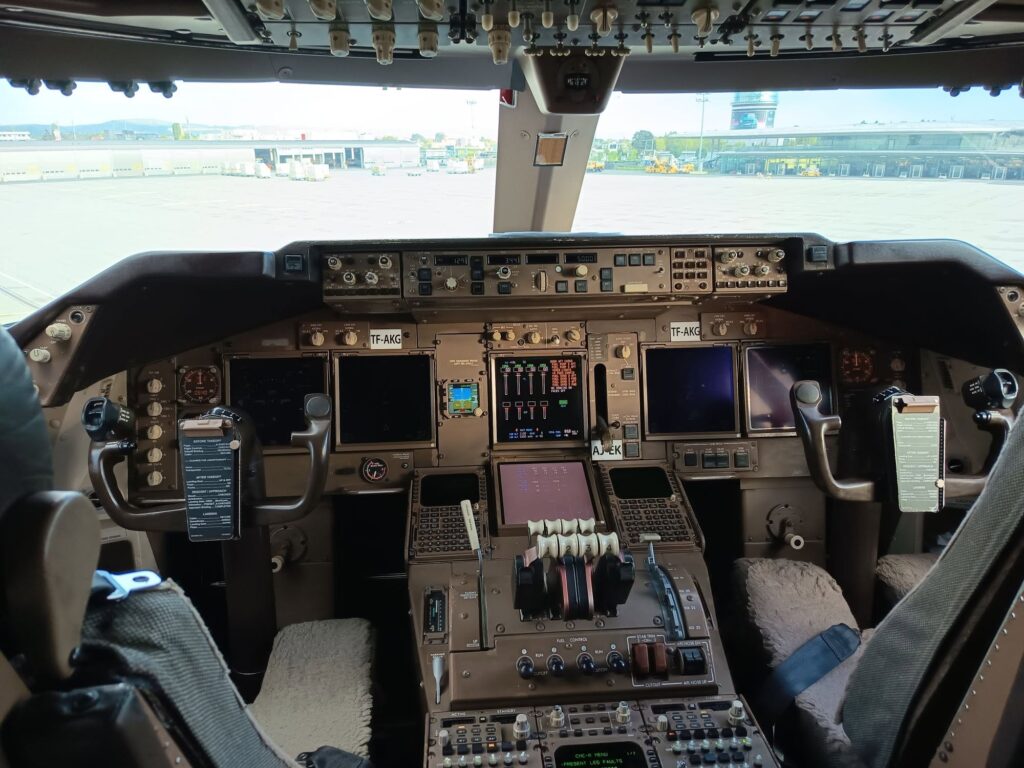 B747 Cockpit Airport Graz