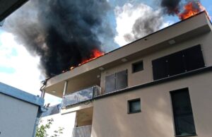 Weithin sichtbare Rauchwolke: Flachdach in Graz gerät in Brand Brand Flachdach Marburger Strasse