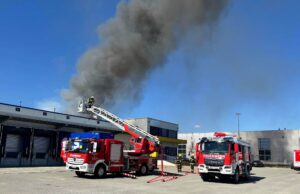 Schwarze Rauchsäule über Kalsdorf: 74 Einsatzkräfte bei Brand auf Logistikhalle GLS Brand Kalsdorf