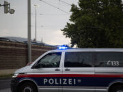 Bewaffneter Mann gemeldet: Cobra stürmt Wohnung in Graz Polizeiauto mit Blaulicht in Graz