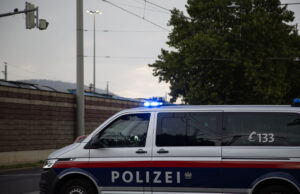 Bewaffneter Mann gemeldet: Cobra stürmt Wohnung in Graz Polizeiauto mit Blaulicht in Graz