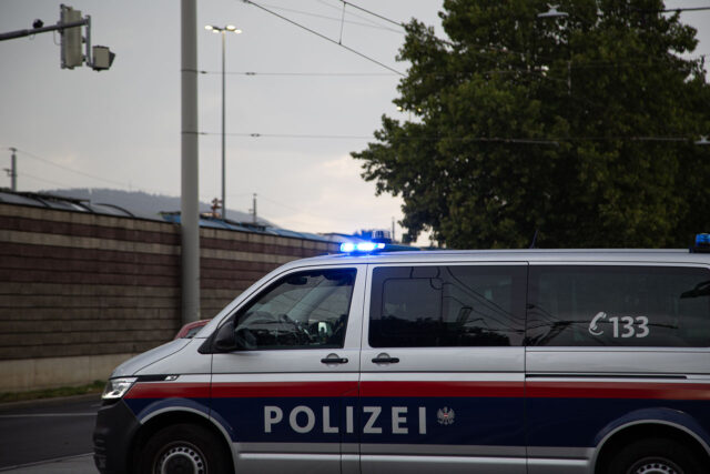 Polizeiauto mit Blaulicht in Graz Polizeiauto mit Blaulicht in Graz