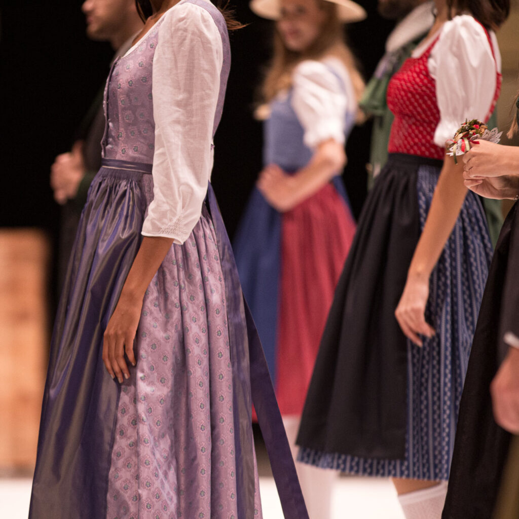 Schöne Dirndl in der Stadt