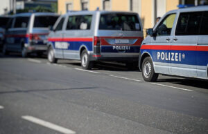 Polizeiaufgebot beim Grazer Landesgericht: Heute wird der Ernstfall geübt Polizei Autos im Einsatz