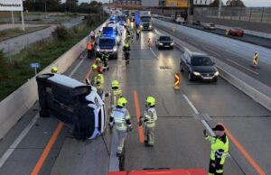 Auto kippt auf A9 um: Unfall sorgt für erheblichen Stau Auto auf A9 umgekippt