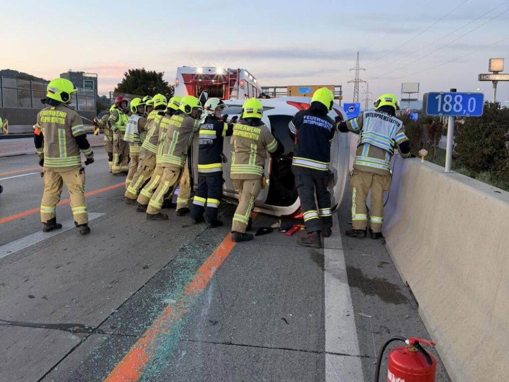 Feuerwehr richtet verunfalltes Auto auf