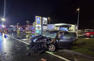 Schwerer Unfall auf B320: Elfjährige saß offenbar mit Hunden im Kofferraum Unfall B320 FF Schladming